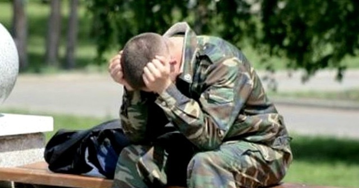 Домой домой после службы. Грустный солдат. Военный сидит. Грустный солдат в армии. Парень плачет в армии.