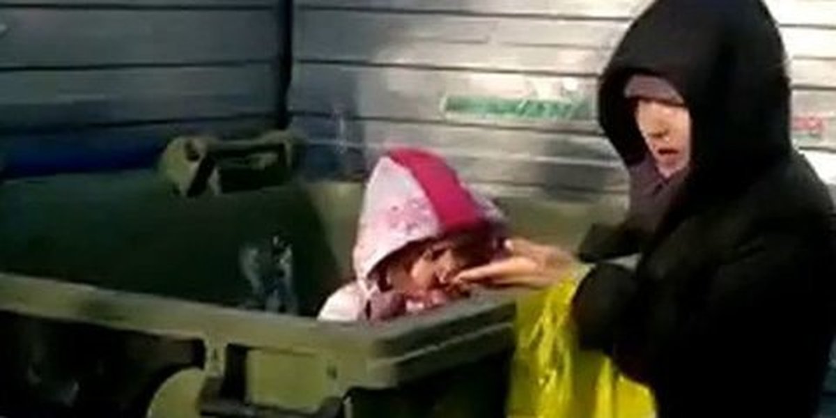 Выбросила ребенка в мусорку в новосибирске. Девочка в мусорном баке. Ребенка выкинули в мусорный бак.
