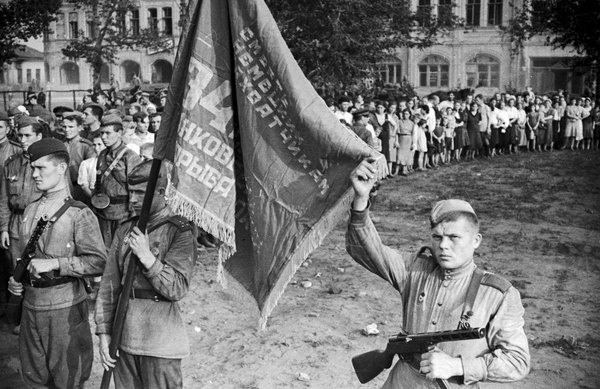 Знаменная группа 34-го гвардейского тяжелого танкового полка прорыва - Восточный фронт, Чтобы помнили