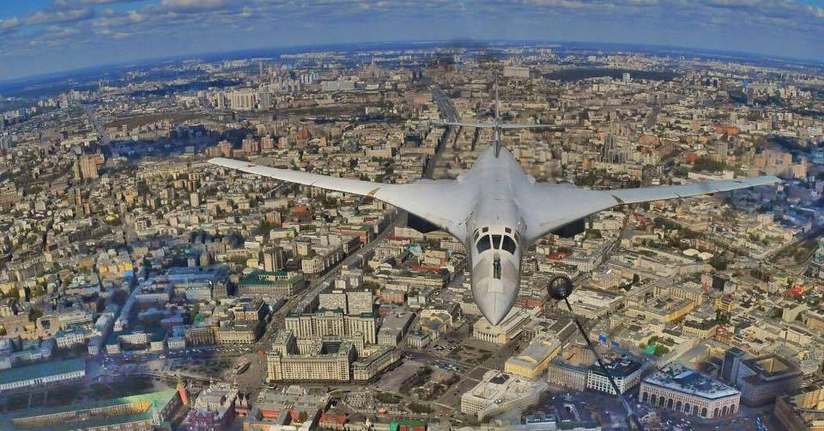 Высота 500. Ту-160м над красной площадью. Ту 160 над Москвой. Ту 160 над Саратовом. Ту 160 на высоте.