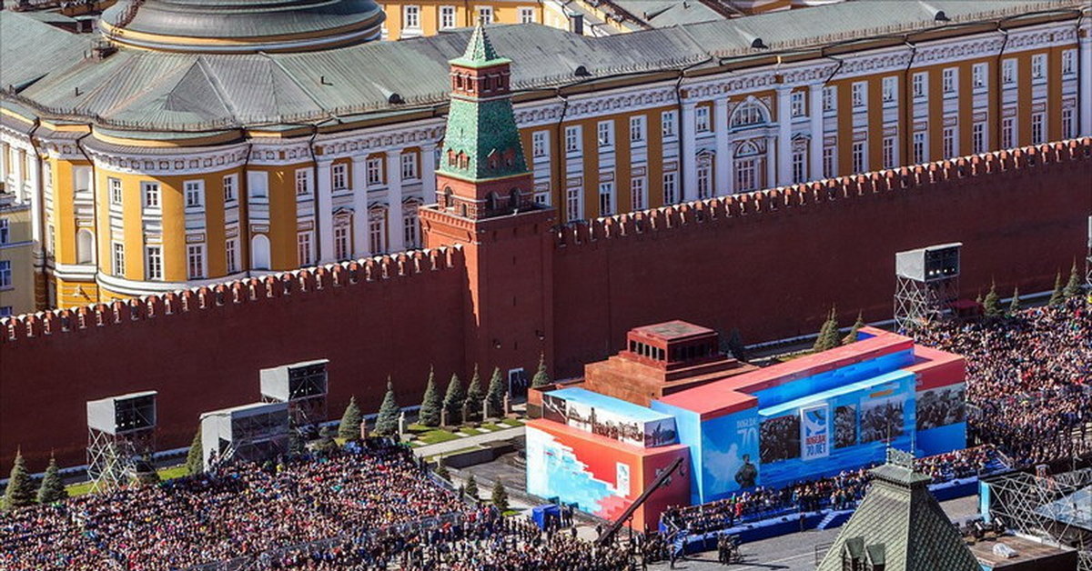 Зачем парад. Парад Победы 2022 в Москве мавзолей. Задрапированный мавзолей Ленина. Мавзолей Ленина парад.