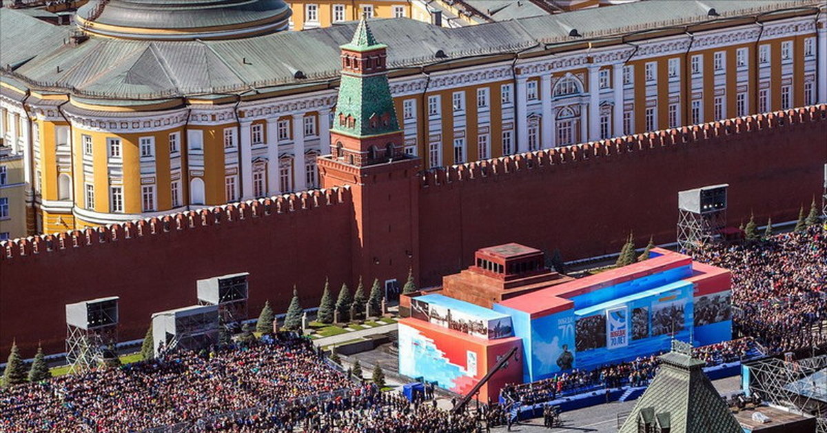 Мавзолей закрыт. Парад Победы 2022 в Москве мавзолей. Задрапированный мавзолей Ленина. Мавзолей Ленина 9 мая 2020. Мавзолей Ленина задрапирован 2020.