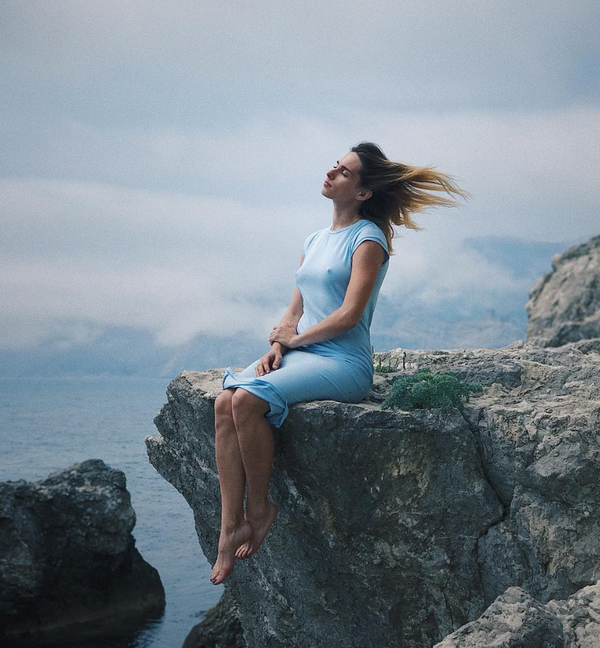 Девушка, скалы и ...