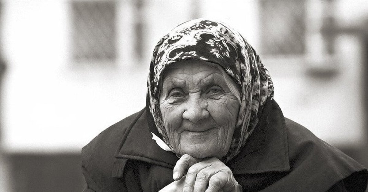 Трогательная песня женщине. Бабушка в платочке. Бабуля в платке. Старушка мать. Бабушка в черном платке.