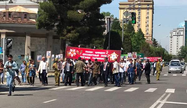 Несмотря на запрет властей, Бессмертный полк все же вышел на улицы Душанбе. Участники акции направляются к Парку Победы - Бессмертный полк, 9 мая - День Победы, 9 мая, Таджикистан, Вечная память, Душанбе