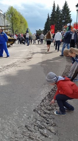 Asphalt damaged during parade in Ulyanovsk - May 9, Ulyanovsk, Tanks, Road, May 9 - Victory Day