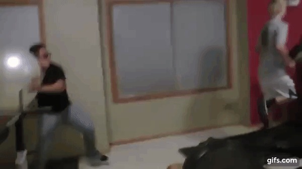 Если друг оказался вдруг Fail, Youtube, Друг, Боль, Гифка