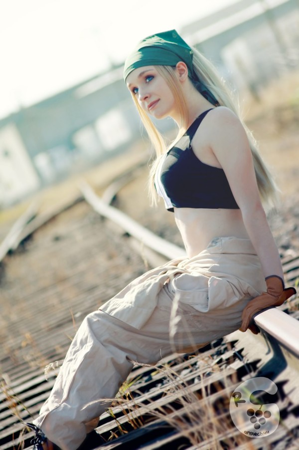 Косплей на Winry Rockbell из Fullmetal Alchemist