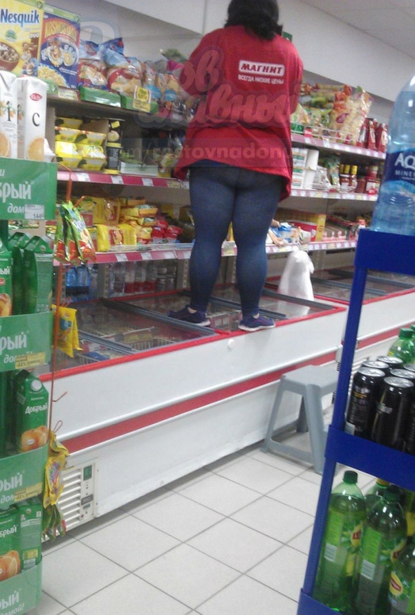 Pyshechka in tight leggings, who climbed on the refrigerator, excited buyers in Rostov - Magnet, Humor, Laugh, Score, Joke