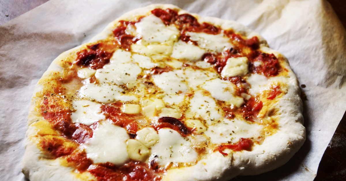 На каком тесте пицца лучше. Тесто для пиццы. Итальянское тесто для пиццы. Турецкая пицца. Настоящая итальянская пицца.