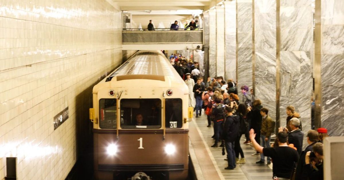 Рабочий день метро. Поезд метро. С днем метрополитена. День рождения Московского метро. Метро поезда Московского метрополитена.