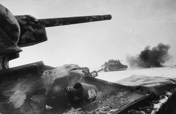 Soviet tanks T-34-76 with troops on the armor in the offensive. - Tanks, Technics, Armored vehicles, Landing, The Great Patriotic War, The photo, Story, Interesting