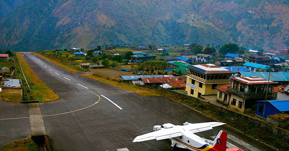 Аэродром в скале. Аэропорт Лукла Непал. Самый опасный аэропорт в мире Лукла. Аэропорт имени Тэнцинга и Хиллари, Непал. Лукла Непал самый опасный аэропорт.