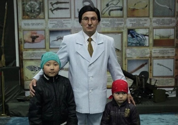 Я бы не стал доверять детей человеку с такими усами)