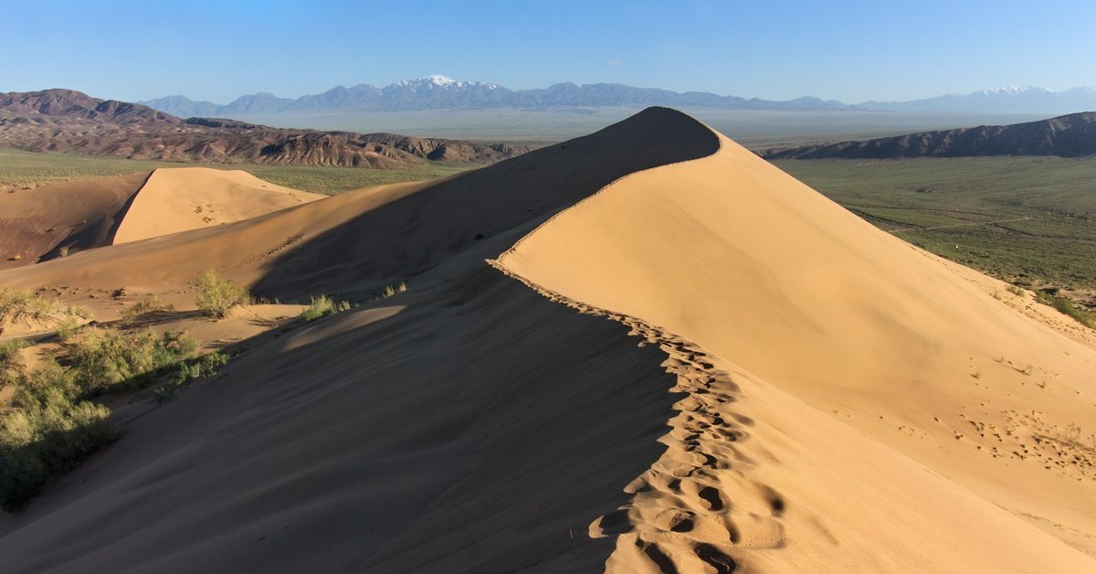 Бархан сары кум. Песчаный Бархан Сарыкум. Бархан Сарыкум в Дагестане. Песчаный Бархан Сарыкум в Дагестане. Пустыня Бархан Сарыкум.