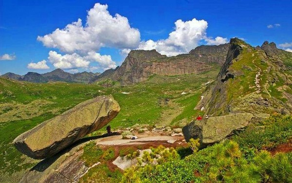 Hanging Stone - A rock, The photo, Krasnoyarsk region, Sayan