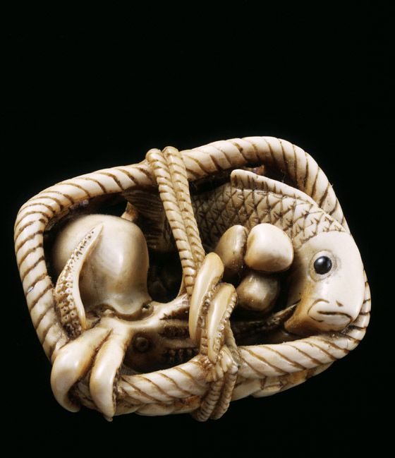 Netsuke in the form of a basket with fish and an octopus. - Japan, Netsuke, Octopus, A fish