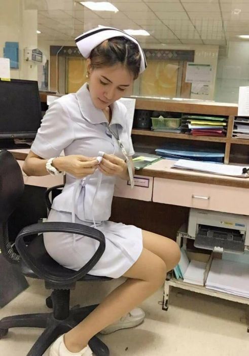 Медсестра под юбкой в колготках - порно видео на rebcentr-alyans.ru
