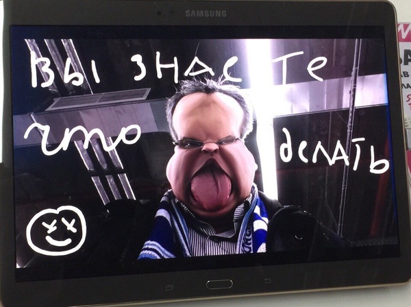 Посвящается любителям фоткаться на демонстрационки электроники в магазинах! Добро пожаловать в сеть!