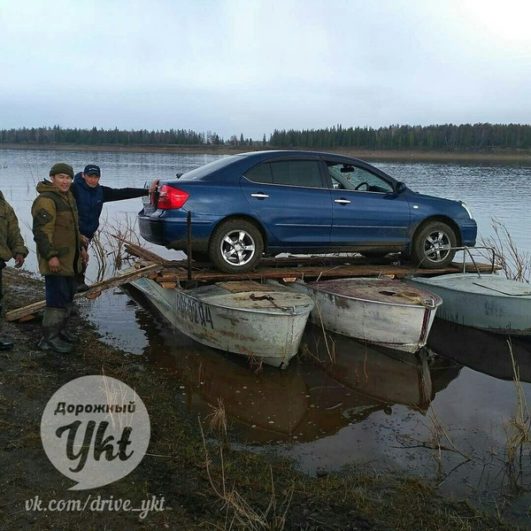 Вот так в Якутии переправляют машины на другой берег. - Якутия, Переправа