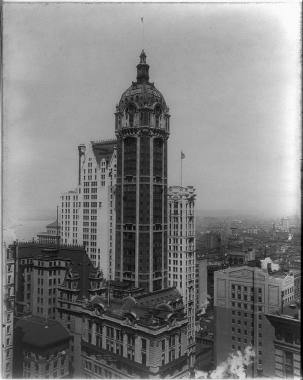 Singer Building in New York. It was built in 1908, becoming the tallest building in the world. Demolished in 1968. - New York, Black and white photo, Skyscraper