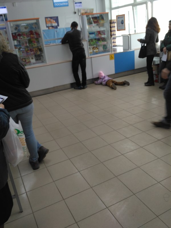 The Russian Post has introduced an electronic queue. I was on edge too. Khabarovsk. The case was 04/15/17 on Sheronova street. The child went into hysterics and screamed. - My, mail, Children, Post office, Queue