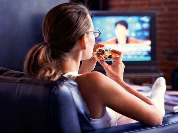 British scientists: the presence of a TV in the bedroom increases the likelihood of obesity - Food, TV set, Excess weight