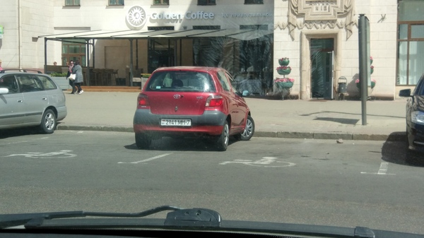 There were no identification stickers, but I am sure that he is disabled. - My, Неправильная парковка, Parking