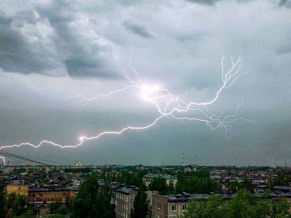 Необычная молния во время грозы над Нижним Тагилом ( Свердловская область, 03.06.17 ) - Хулиганы, Молния