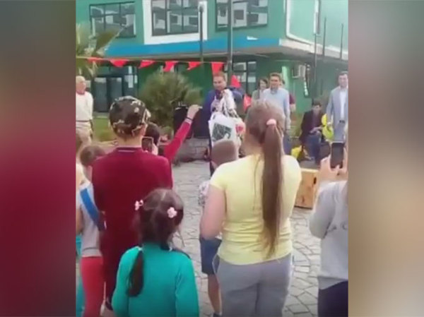 The mayor of Sochi threw gifts on the ground - Mayor, Children, Presents, Sochi