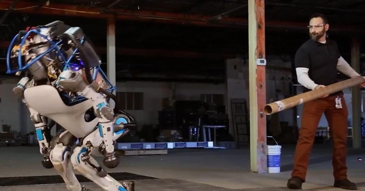 Techfusion dynamics робот концерт. Boston Dynamics Atlas. Танец робота. Издеваются над роботом. Робот с палкой.