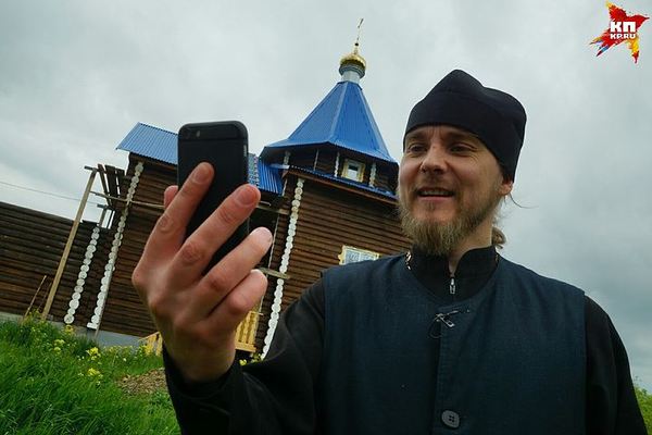 In the Urals, the rector of the temple broadcasts the service on Periscope, receives the suffering on VKontakte and instills faith through Instagram - Religion, Internet