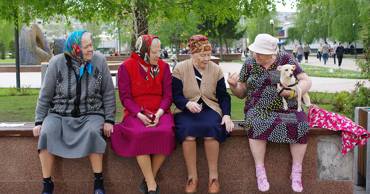 Бабки в какой игре. Бабушка в городе. Модные старушки подружки. Четыре бабушки. Подруги в возрасте.