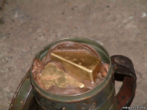 Unusual find in the gas mask tank - Gold, Find, Metal, Tank, Mask, The soldiers