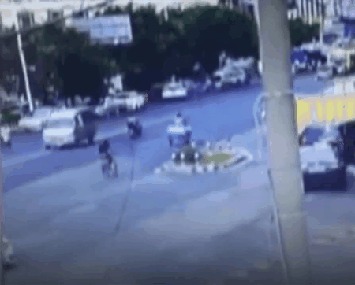 Грузовик внезапно загорелся. Грузовик, Китай, Пожар, Дорога, Гифка