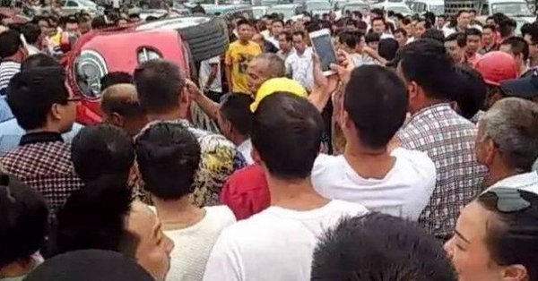 Angry passers-by in China overturned the car of a driver who offended a pedestrian - China, Civil society, Citizens, Indifference, civil position, news, Boomerang