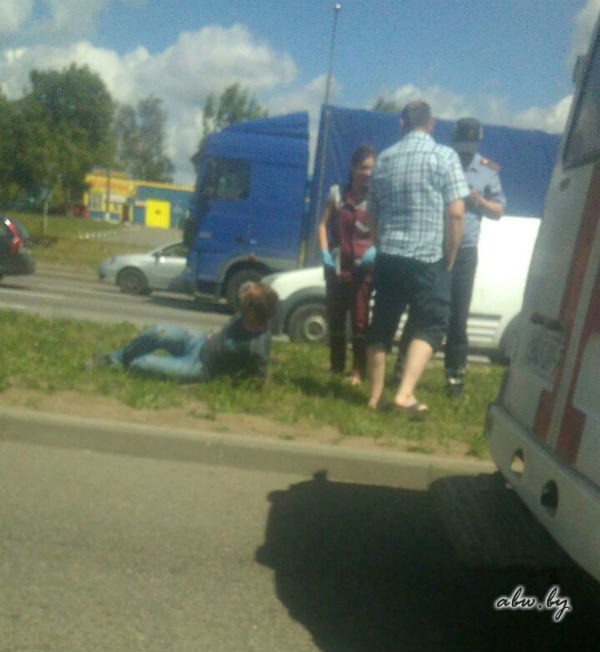 I will make this world a paradise! In Minsk, an inadequate passenger got out of a Volkswagen on the move and smashed four cars - Inadequate, Road, Video