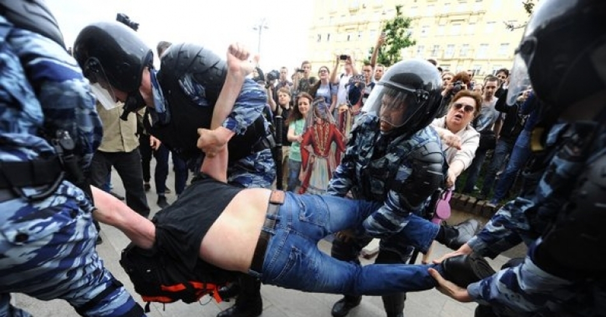 Очень жесткое русскую. Полиция бьёт людей на митинге.