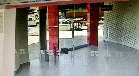 A bank employee closes the door, thereby preventing an attempted robbery - GIF, Bank, Robbery, Luck