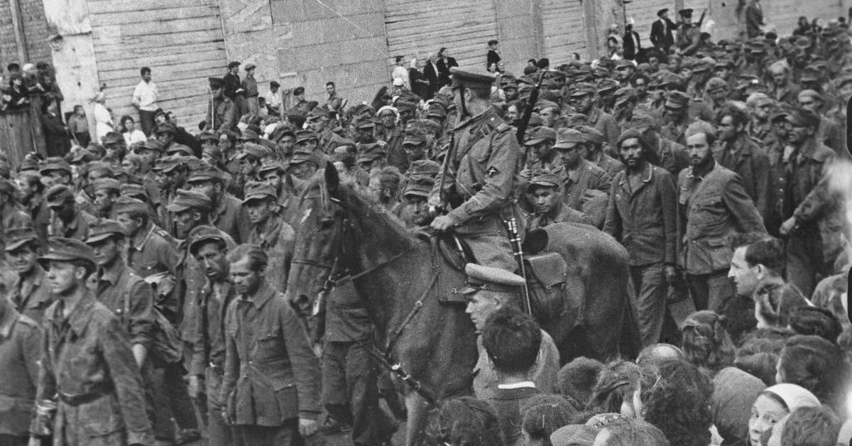 Немецкий марш в москве. Марш пленных немцев по Москве в 1944. Парад военнопленных в Москве 1944. "Большой вальс" - парад пленных немцев в Москве. Марш пленных в Москве 1944.