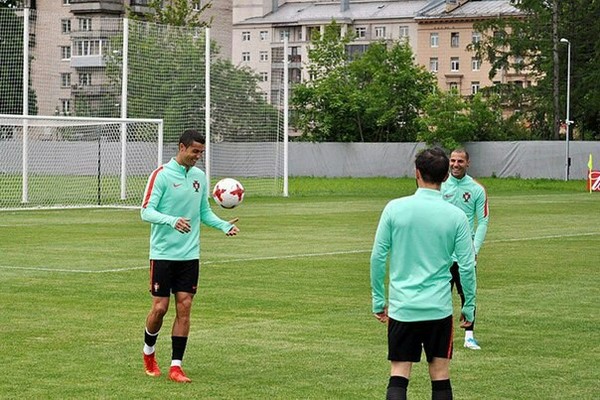 Смотришь в окно,а там тренируется Роналду.
