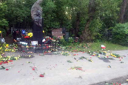 Vandals desecrated the grave of Viktor Tsoi - Viktor Tsoi, Bastards, Vandalism