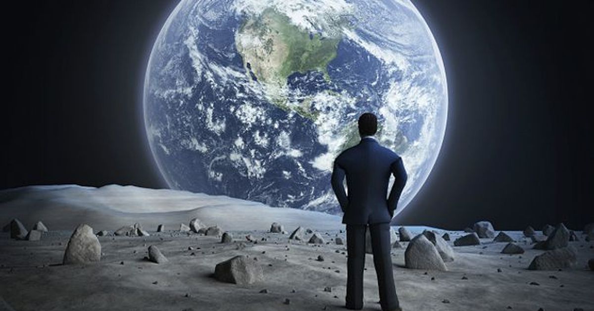 Рост человека в космосе. Человек с планом. Человек на другой планете. Планета людей. Человек сидит на планете.