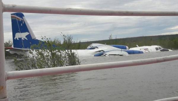 Фотофакт: в аэропорту Белой Горы Якутии затопило Ан-26