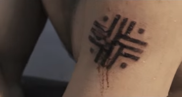Помогите определить или найти информацию по татуировке из фильма