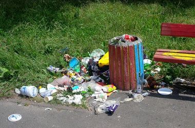 Garbage VS Shop. Antina Anta. - Garbage bins, Bench, , Longpost