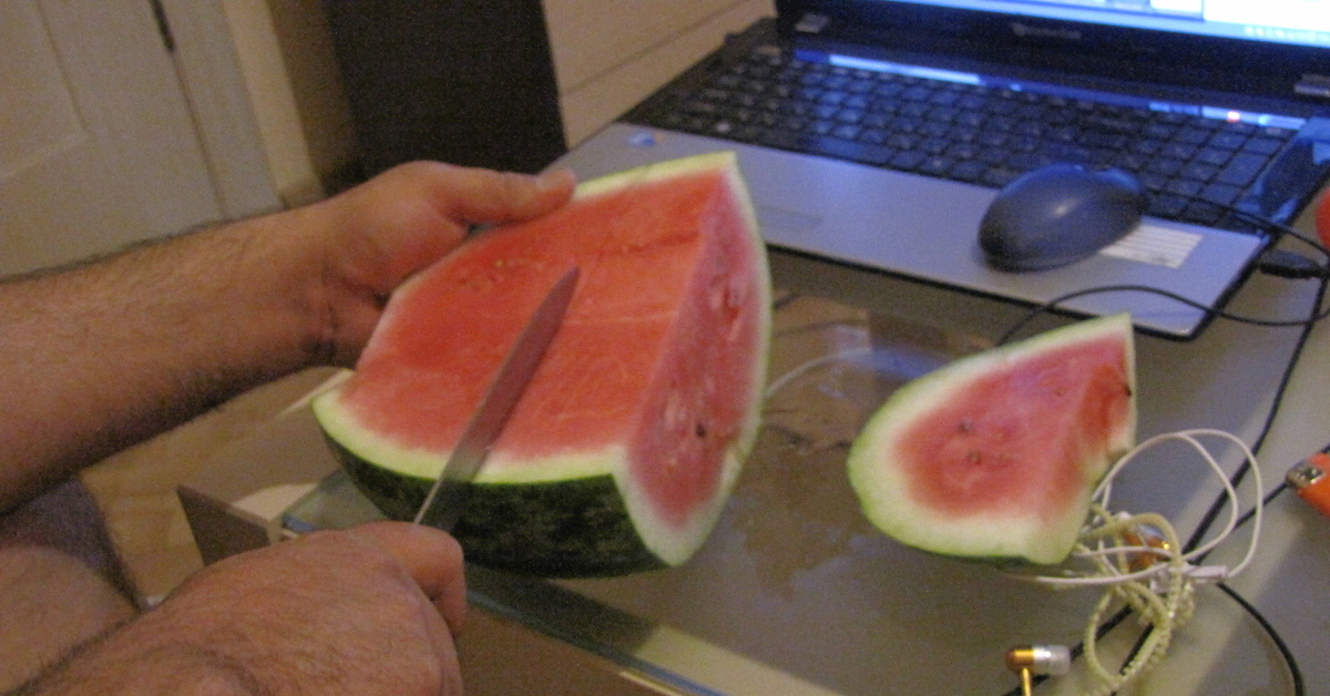 Поставь арбуз. Большущий разрезанный арбуз. Поделки из арбуза. Поставь арбуз. Арбуз вырезанный.