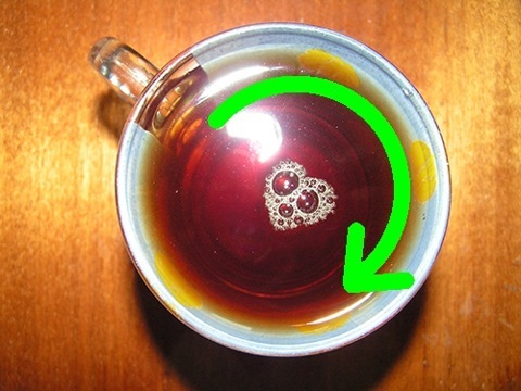 Почему в горячем чае сахар растворяется быстрее, чем в холодном: физика для 7 класса