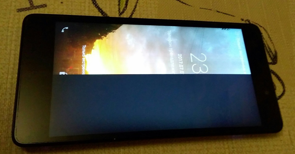 Почему чернеет экран. Половина экрана черная на телефоне. Экран телефона наполовину черный. Полосы на экране смартфона. Половину экрана телефона не показывает.