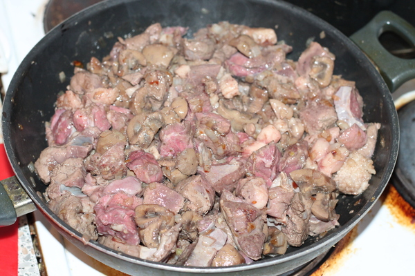 Пожарить желудки с овощами